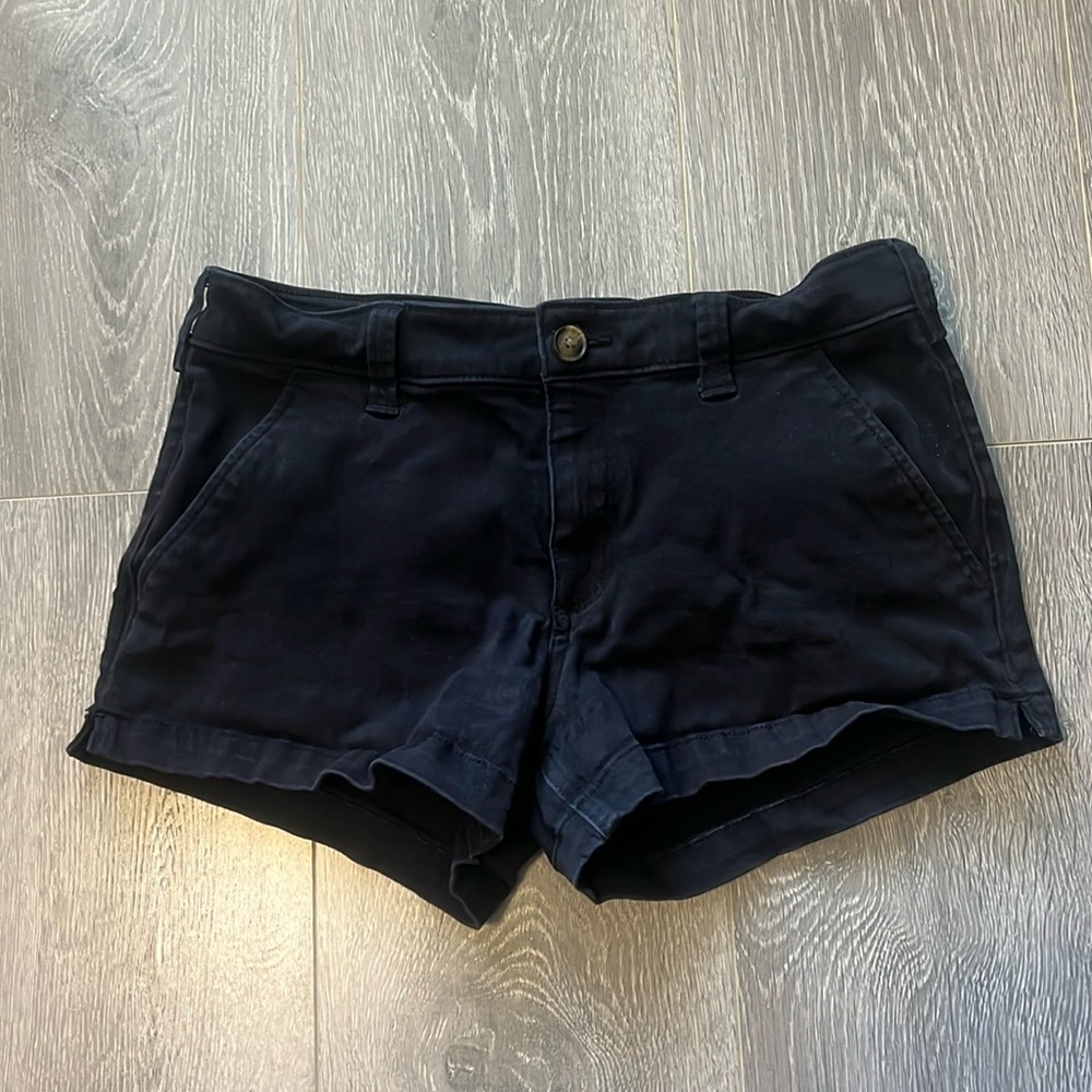 Black Hollister mid-rise short 3”
